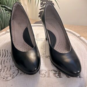 Never worn Ecco black sculptured plain pumps 3” heel